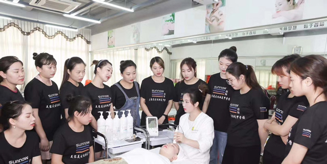 成都哪家美容学校培训才好，学美容难不难?