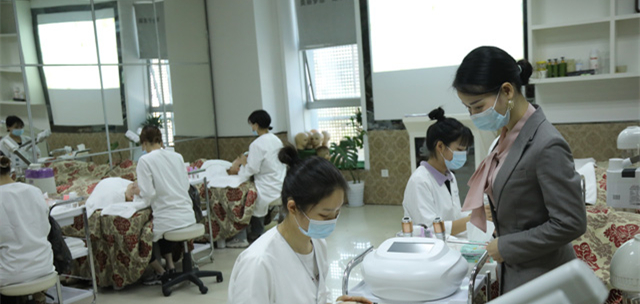 成都在哪学美容培训学校好呢?学美容有发展吗?