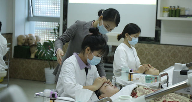 成都在哪学美容培训学校好呢?学美容有发展吗?