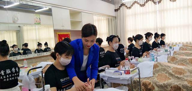 学习专业的美容培训容易学吗?