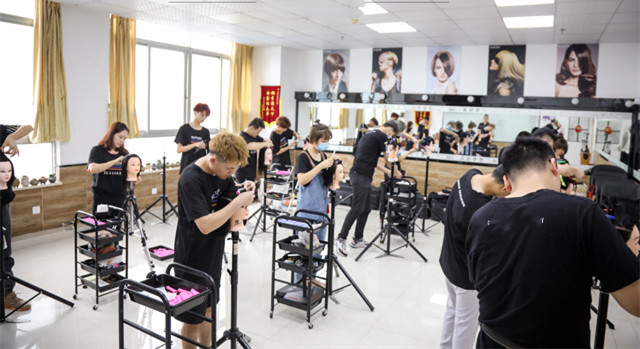 成都想学理发哪家美发培训学校好?