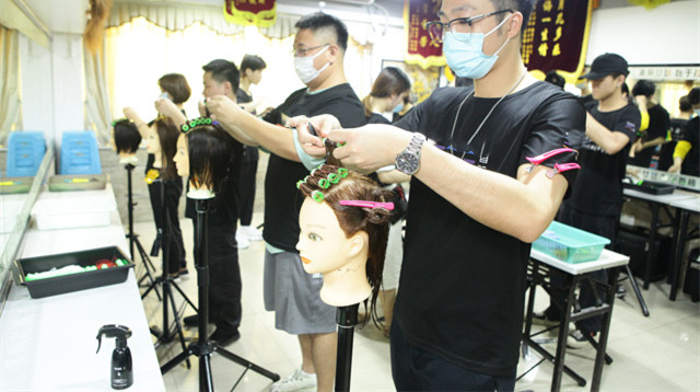 成都美发培训学校学费?