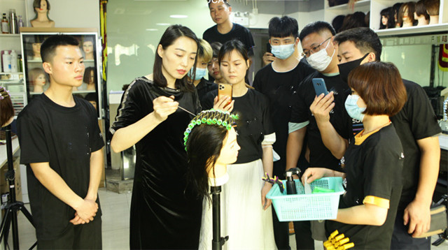 成都美发培训学校学费?