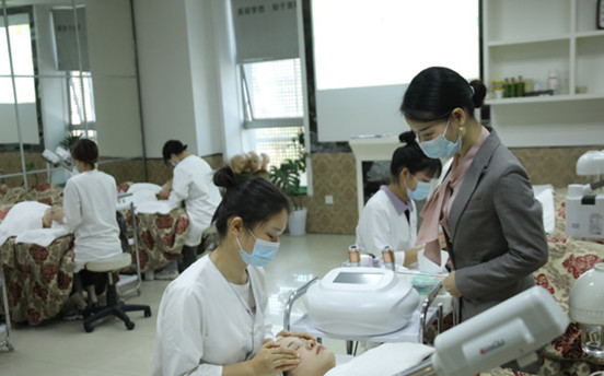 怎么选择正规美容培训学校?