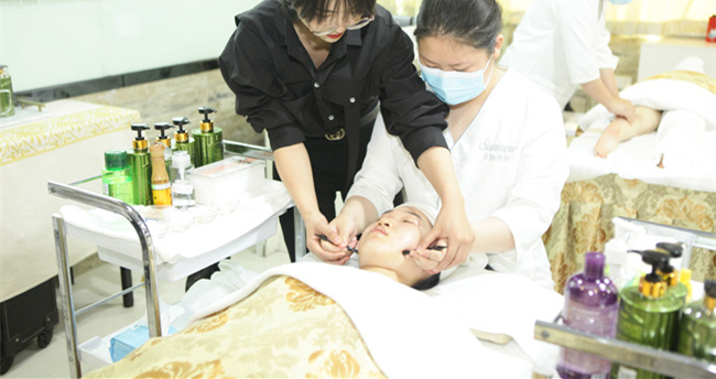 成都怎么选,正规的美容培训学校?