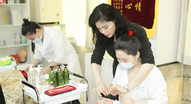 成都有哪家美容培训学校好?