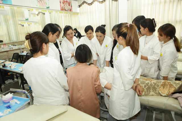 学美容培训去学校靠谱吗?