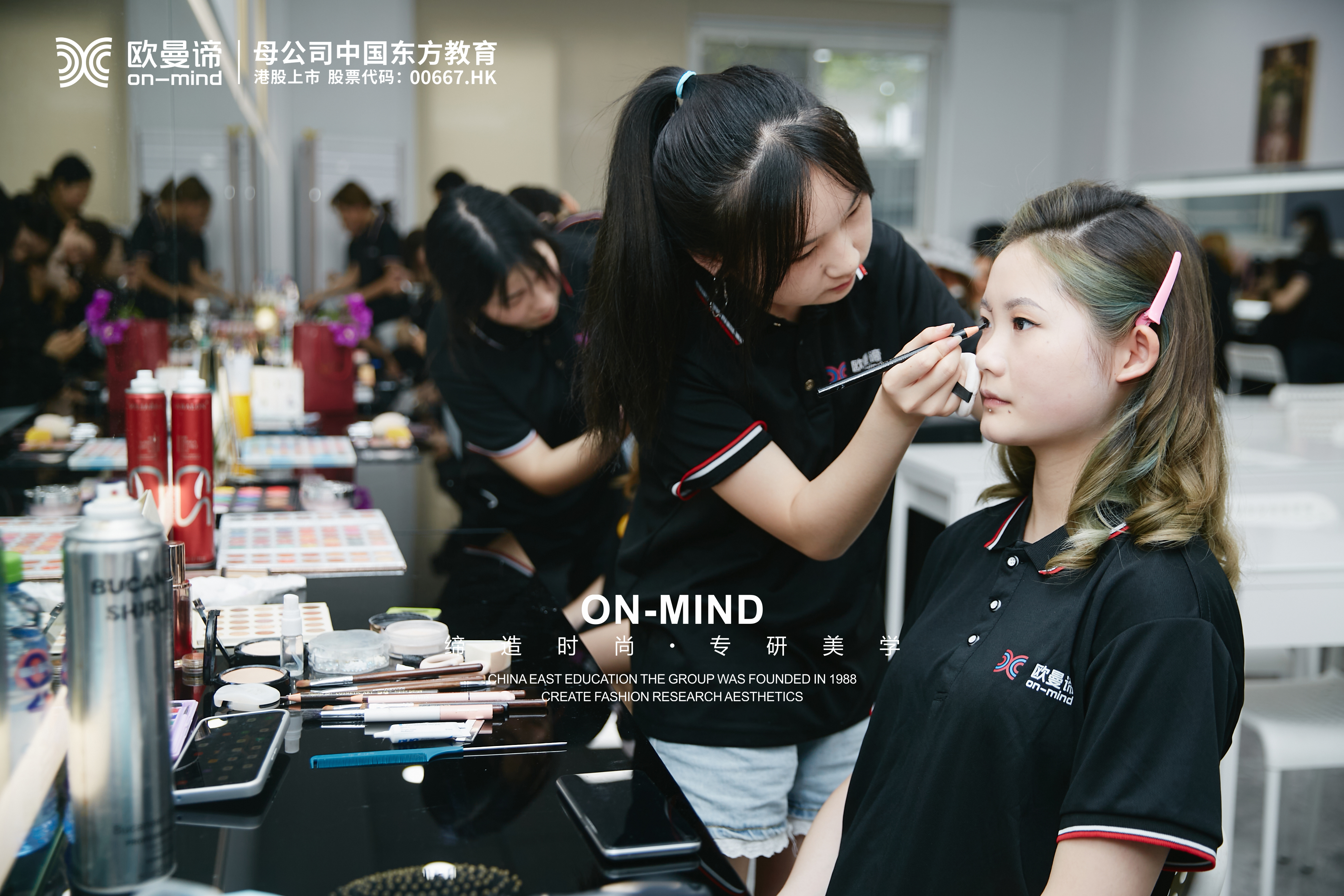 22岁学化妆师来得及么，哪里比较好