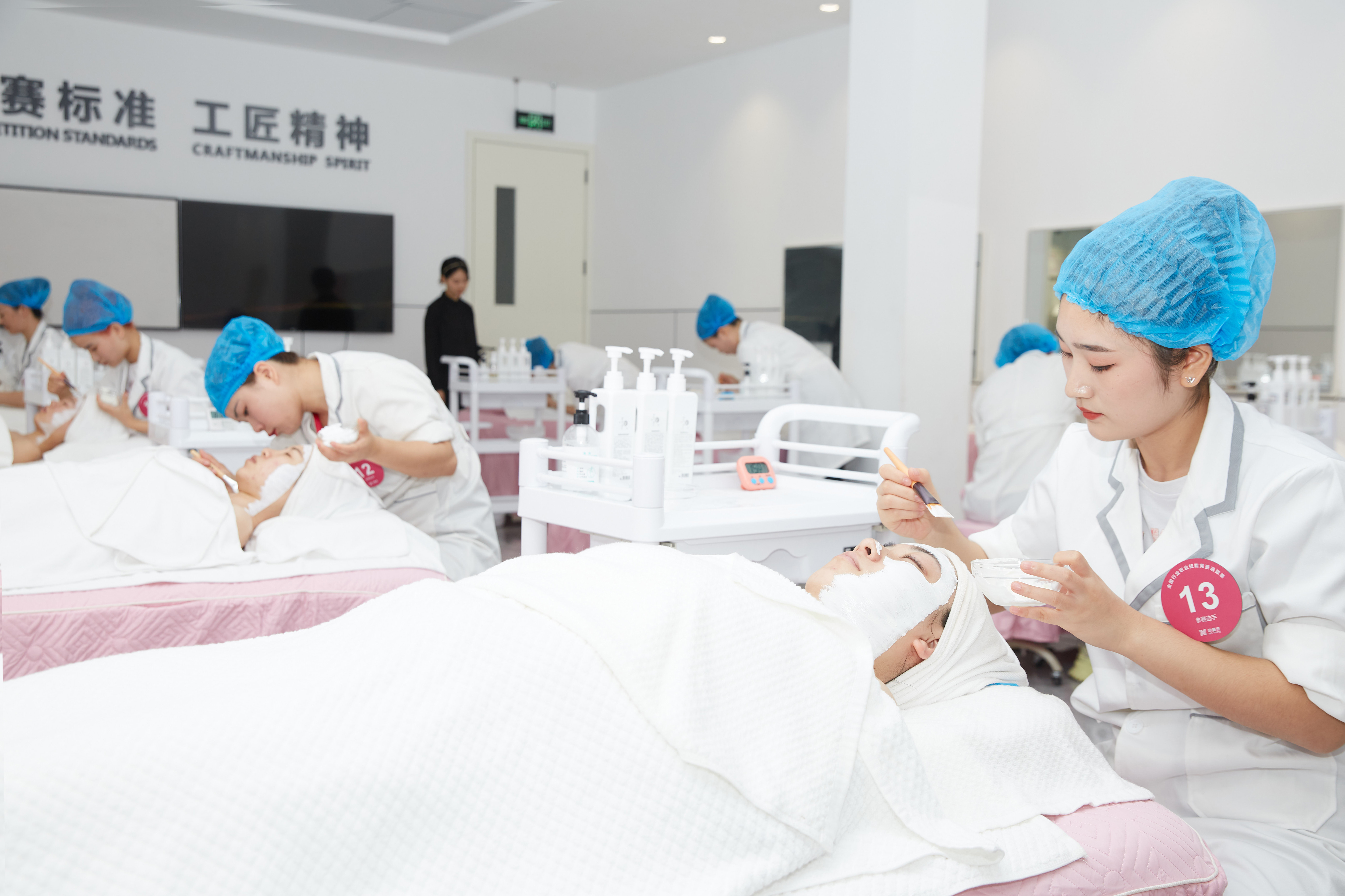 没有基础想学美容怎么办，去美容学校学习