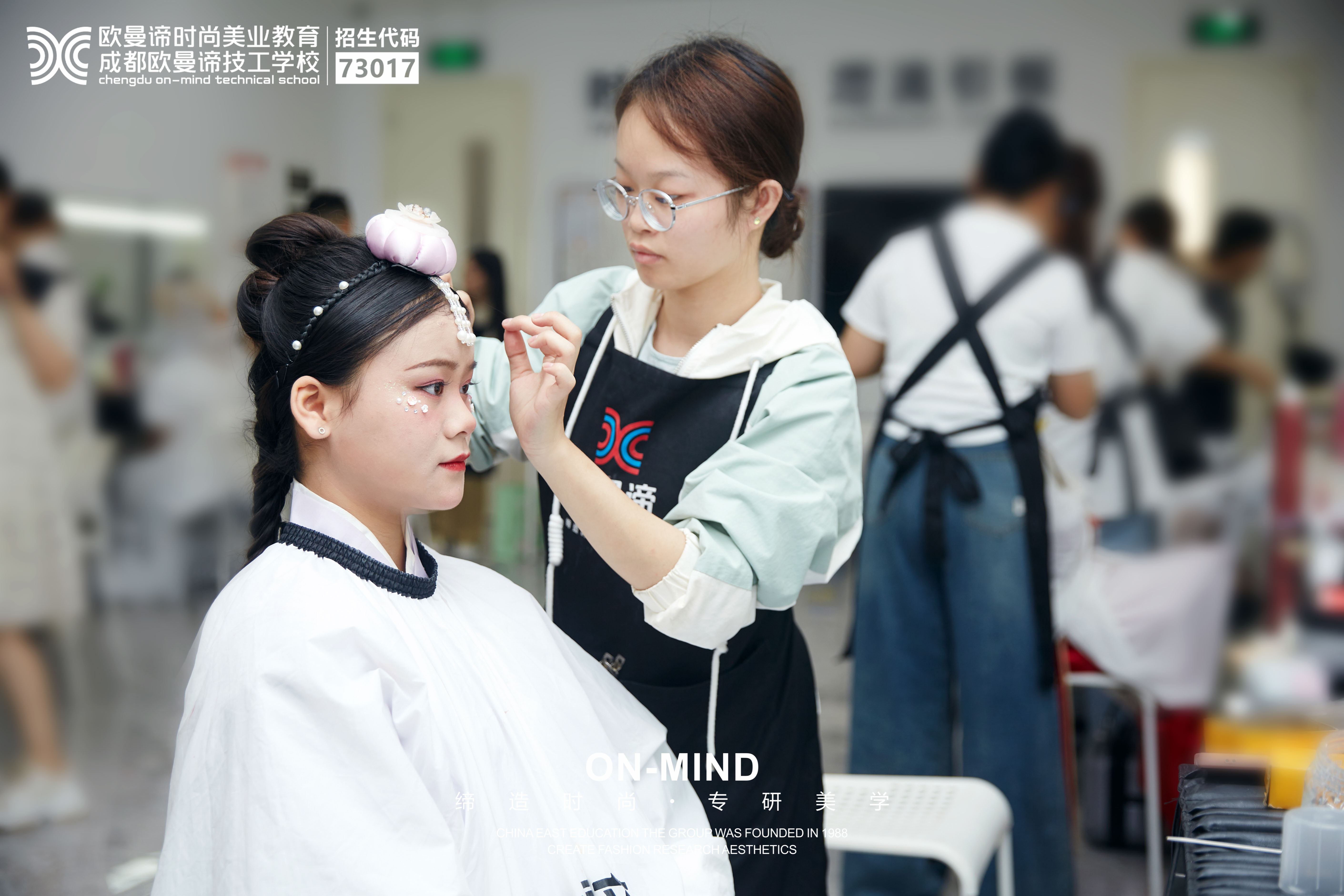 化妆技巧：女生如何轻松上手化妆