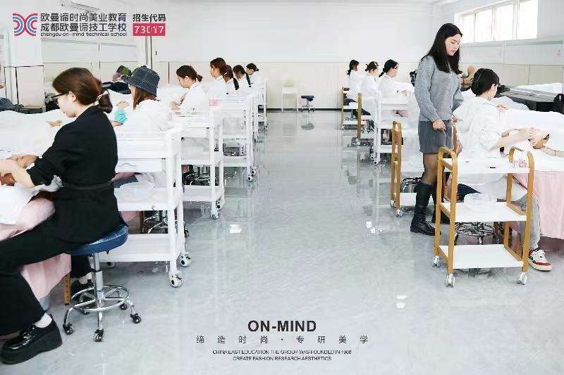 如何学习美容技巧？去美容学校好不好？