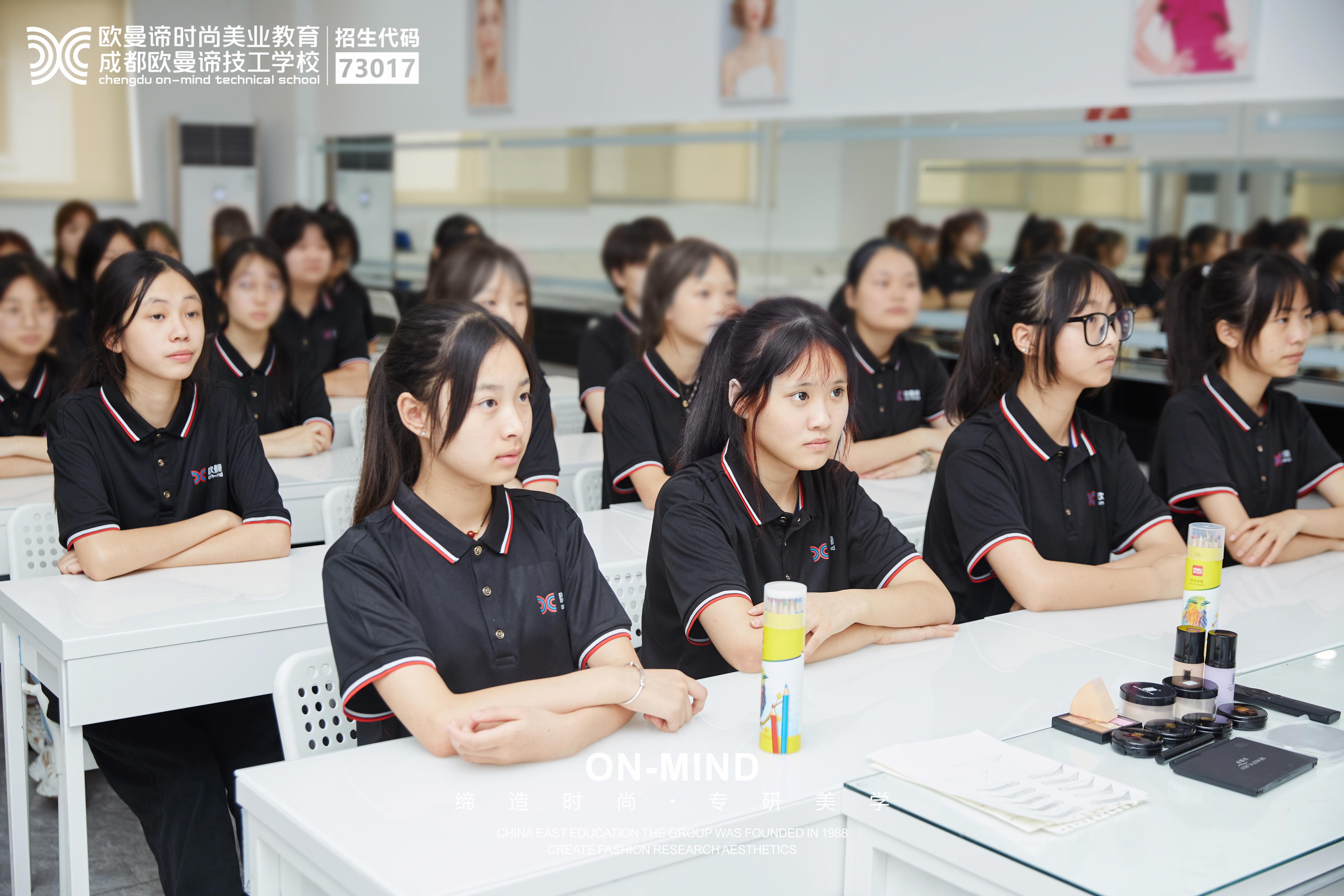 初中没毕业可以上什么学校，学化妆怎么样？