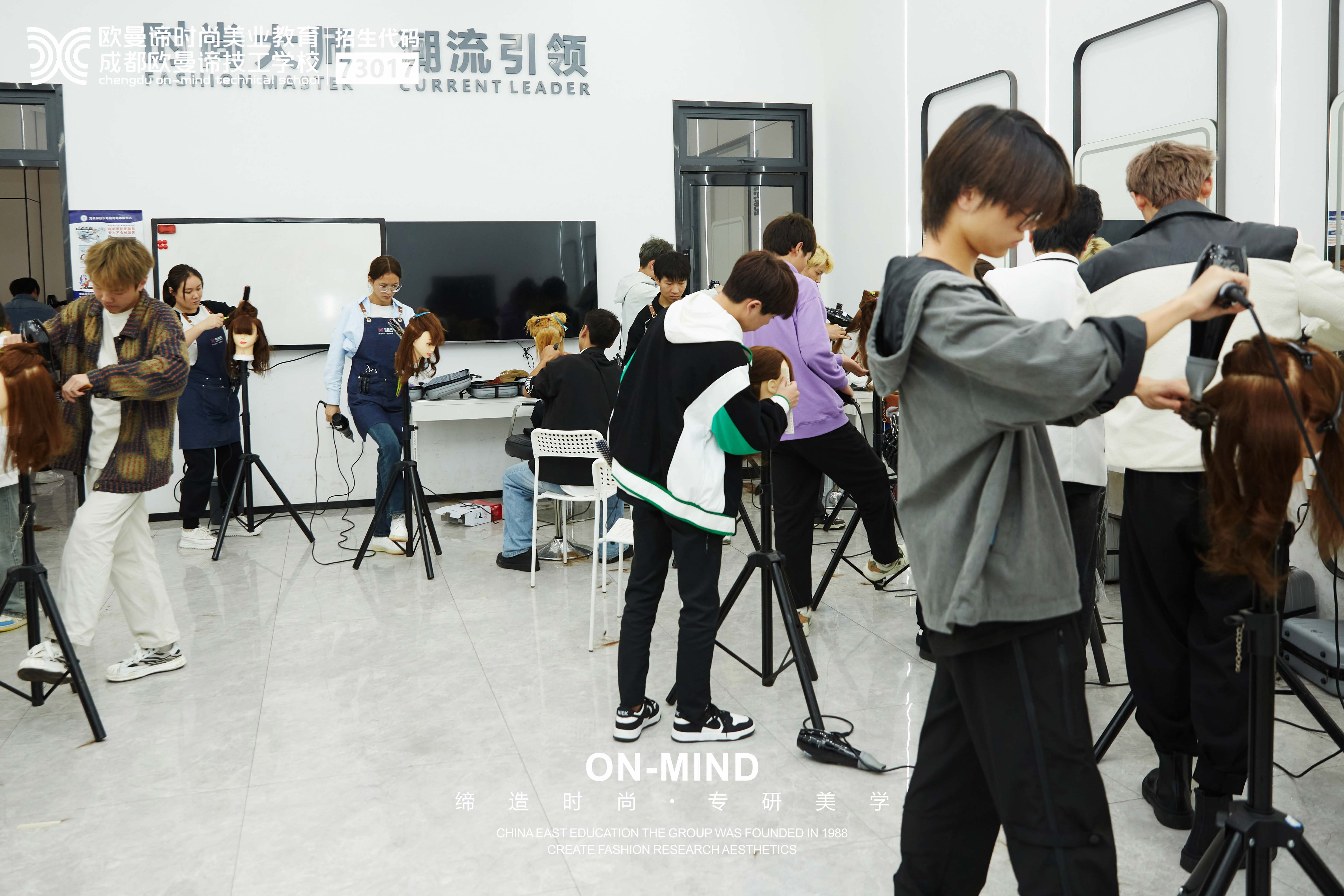 学美发一般要学多久，现在学美容美发前景怎么样？