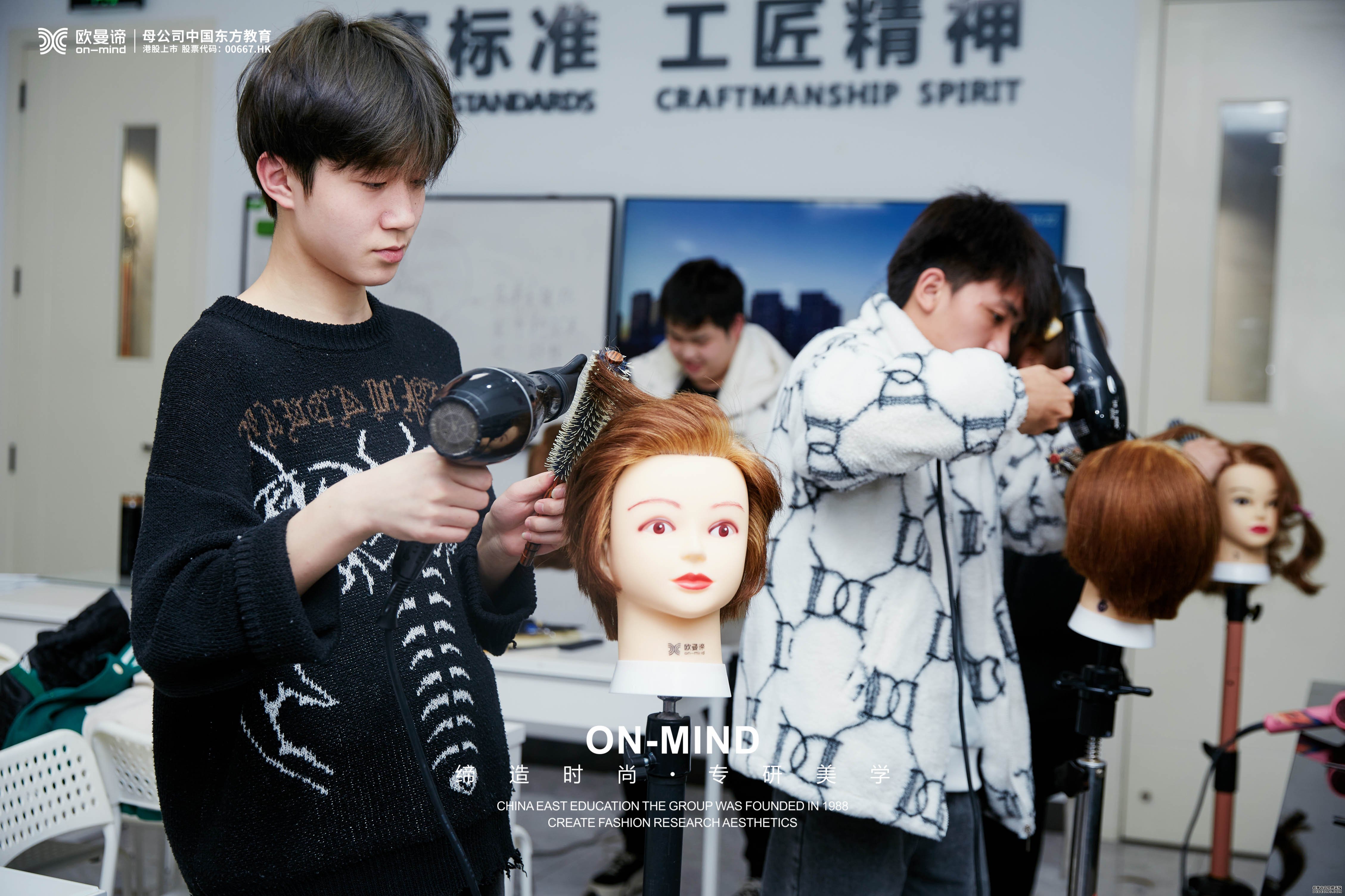 学美发去美发学校还是当学徒？区别对比