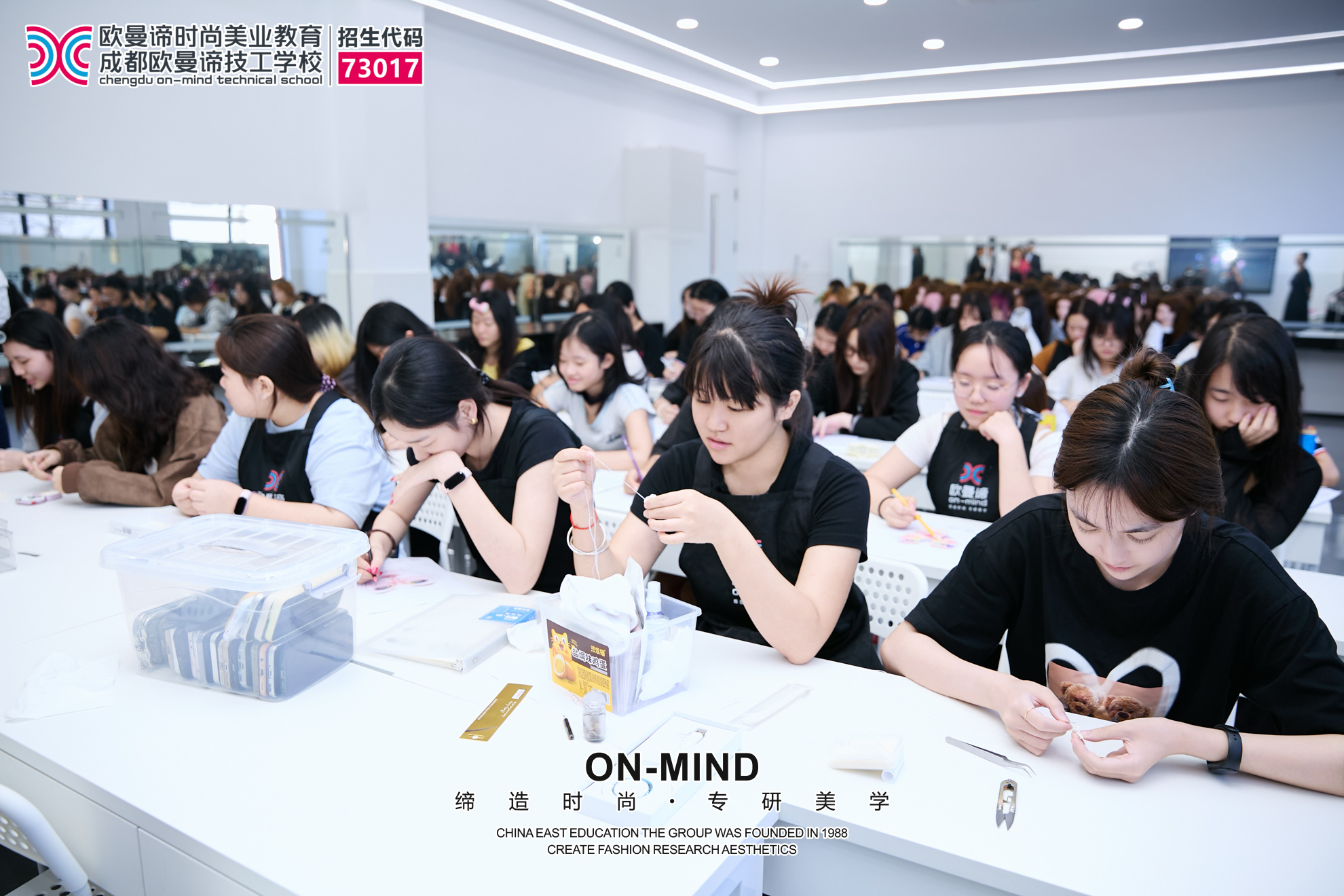 成都化妆学校推荐:初中毕业学化妆能行吗?前景如何?